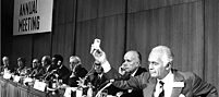 Eröffnungssitzung des Club of Rome in Berlin am 14. Oktober 1974: Etwa 700 Spitzenbeamte verschiedener Sonderorganisationen der Vereinten Nationen, Regierungsmitglieder aus Industrie- und Entwicklungsländern, sowie Wissenschaftler*innen und Publizist*innen nahmen daran teil. 