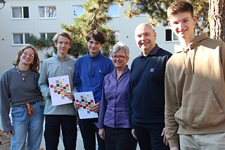 Die Schülergruppe aus Düsseldorf mit ihrer Lehrerin für Englisch und evangelische Religionslehre Dorle Dedring und dem stellvertretenden Schulleiter Karsten Wiemann (4. u.5. von li.) 