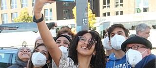 Erinnerungsfoto während eines Stopps auf der Stadtrundfahrt durch Berlin