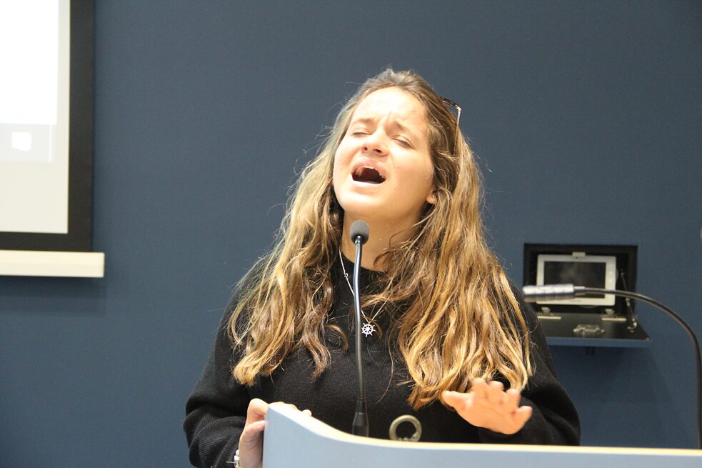 Gesangseinlage einer portugiesischen Schülerin während der Vorstellung der Länder 
