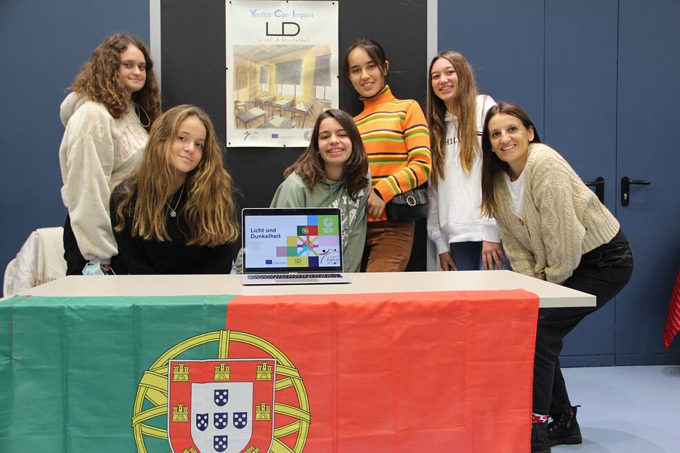 Die portugiesischen Schülerinnen mit ihrer Deutschlehrerin Martina Sousa (re.)