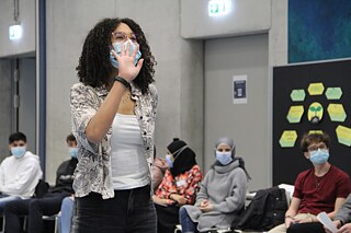 Die ägyptische Schülerin aus der Berliner Gruppe grüßt ihre Mitschüler*innen in der Oasenstadt Fayum