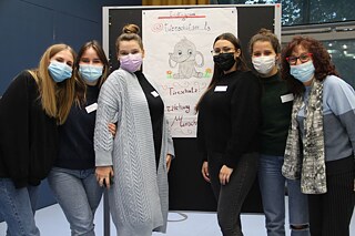 Die italienischen Schülerinnen mit ihrer Deutschlehrerin Adriana Sulli (re.)