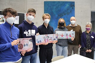 Il gruppo di alunni di Düsseldorf con il vicepreside Karsten WiDie Schülergruppe aus Düsseldorf mit ihrem stellvertretenden Schulleiter Karsten Wiemann und Dorle Dedring,  Lehrkraft für Englisch und evangelische Religionslehre (re.)emann e Dorle Dedring, l’insegnante di inglese e di religione protestante (a destra)