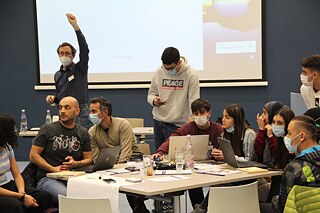 Seminarleiter Veikko Frauenstein gibt den Einsatz; im Vordergrund die libanesische Gruppe