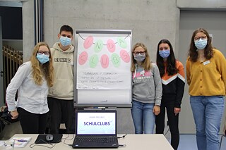 Die Schüler*innen aus Arlon (Belgien) präsentieren ihr Projekt „Schulclubs“