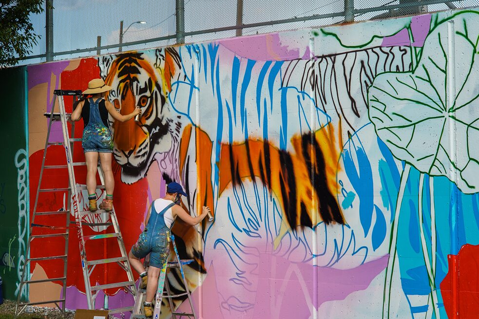 Mural von Red Swan, aka Hanna Moran und Lindy Swan