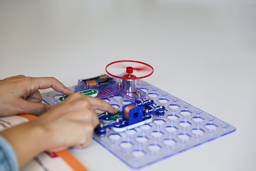 تقدم مجموعة إيزي إلكترو ستارت أساسيات الهندسة الكهربائية.