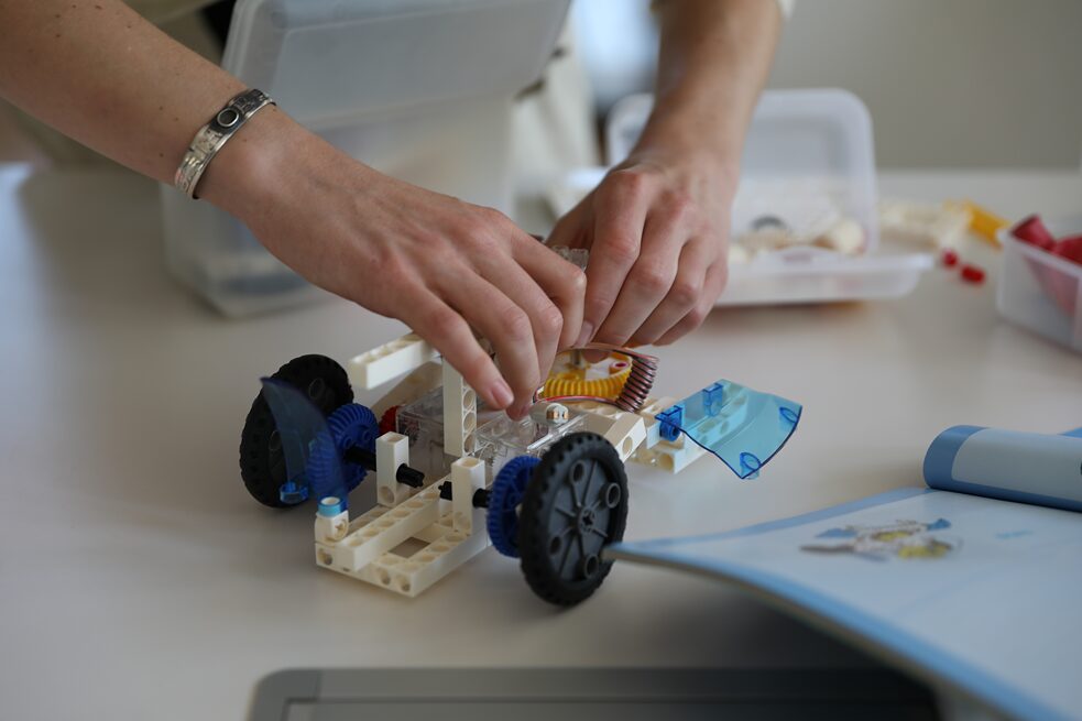 من خلال روبوتر كونترول  يمكن معرفة الهندسة الإلكترونية.