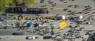 As part of their Project “4x4-Raum für Neues”, AMP Dance Company developed yellow square ´action spaces´ that were used for the first time at the Making Frankfurt Action Day in August 2020 on Frankfurt's Mainkai. 
