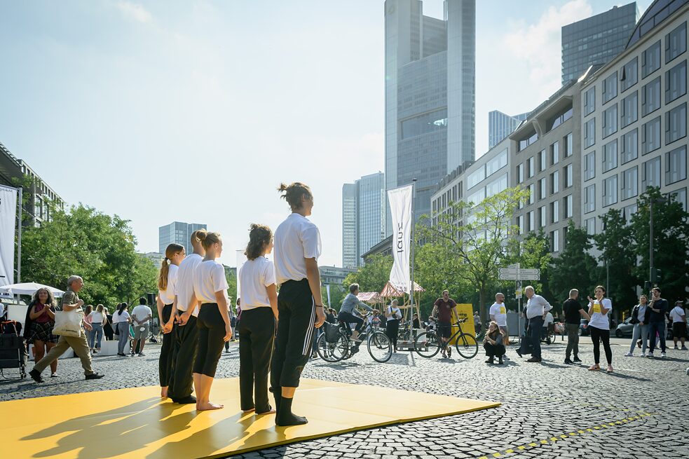 Neben der Performances während des Aktionstages symbolisiert das gelbe Quadrat auch Leerstellen in der Stadt, die aktiviert, gefüllt und bespielt werden können. 