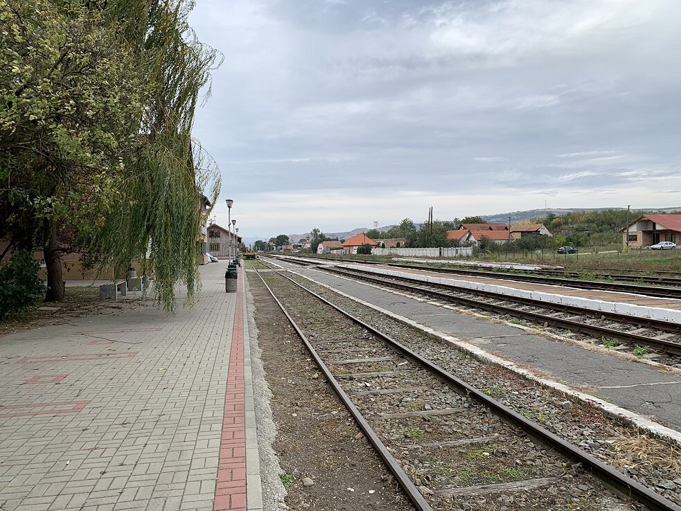 Hier geht man einfach über die Gleise – der Bahnhof in Sebeș