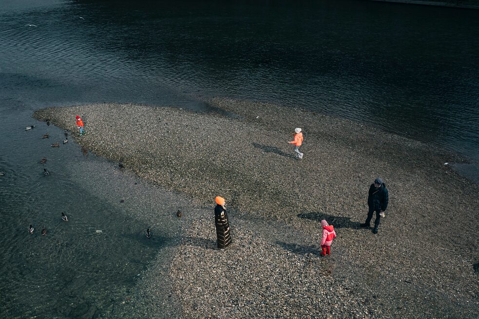 Parents and children from two different families take a walk in compliance with the regulations of social distancing one day before Christmas Eve in Munich. Photo taken: 23.12.2020, Munich. 