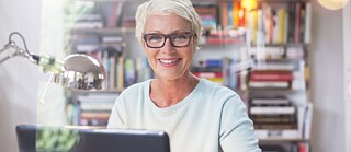 Frau vor Laptop sitzend