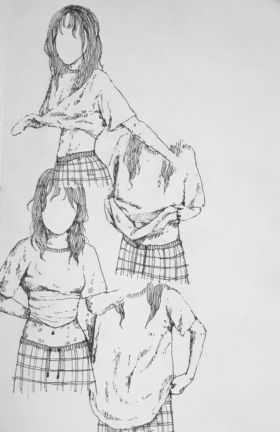 Девочка стоит и поправляет одежду.