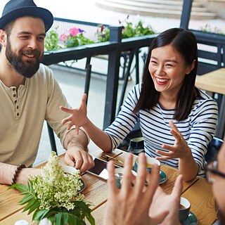 drei junge Menschen im Gespräch