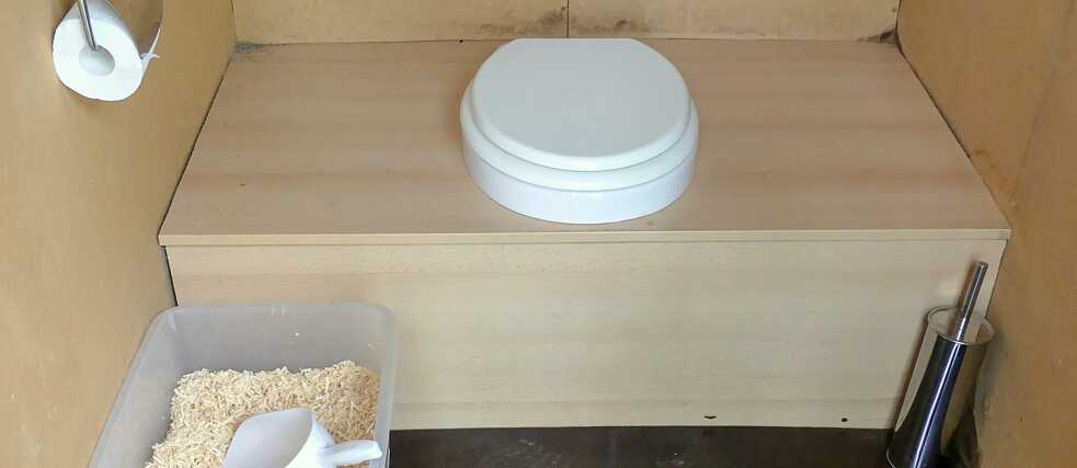 It may sound unmentionable, but it is actually a clean solution for a Tiny House or an allotment garden on the outskirts of a city. The compost principle, which is mainly used in rural areas, also works in this environmentally friendly toilet. Save water and money!