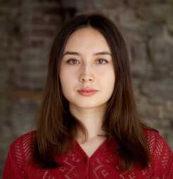 Alison Kuhn is an actor and is studying directing at the Konrad Wolf Film University of Babelsberg. She has already made a name for herself with several films – in particular the multiple award-winning film “The Case You”, in which the issue of sexualised violence in the film industry is discussed, and about what this experience does to the women affected by it. The film is in cinemas from 10th March 2022.