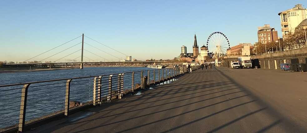 Blick von der Rheinpromenade auf die Altstadt
