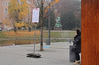 Eine Frau raucht unweit der Königsallee