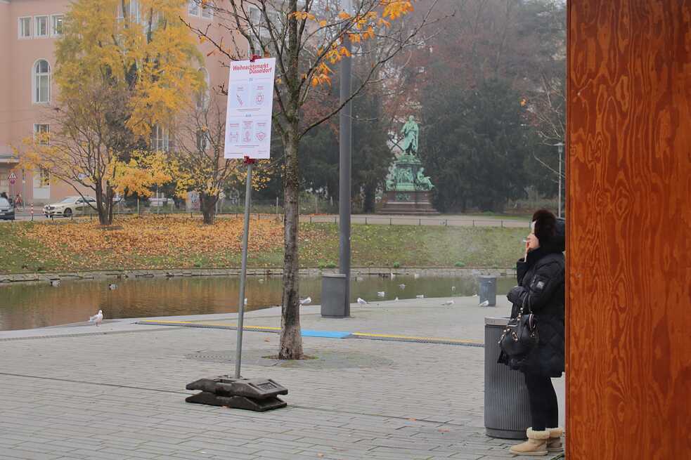 Eine Frau raucht unweit der Königsallee