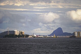 Perspectiva de la bahía de Guanabara, en la que se pueden ver plataformas petrolíferas y oleoductos.