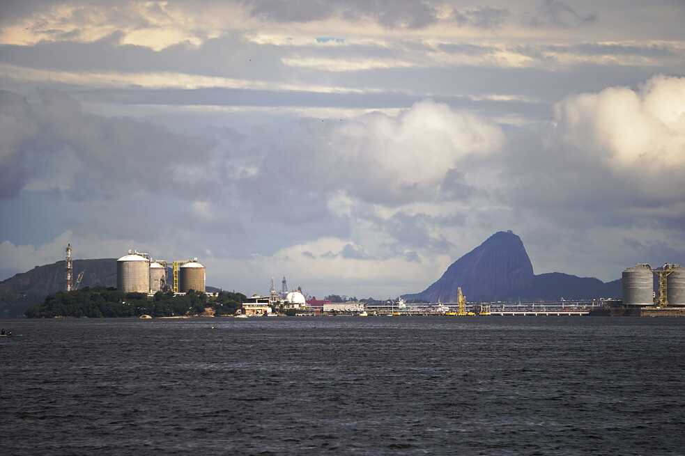 Perspectiva de la bahía de Guanabara, en la que se pueden ver plataformas petrolíferas y oleoductos.