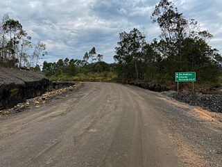Una calle con escombros