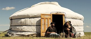 Szene aus dem Film – Das Paar vor einem Zelt.