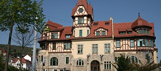 Die Gründerzeit- und Jugendstilbauten im Damenviertel stehen im Kontrast zu den Plattenbauten in Jena Nord. 