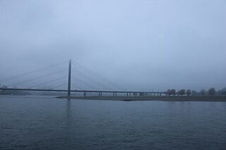 Die Rheinkniebrücke auf der Seite des Stadtteils Oberkassel