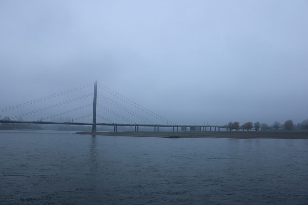 Die Rheinkniebrücke auf der Seite des Stadtteils Oberkassel