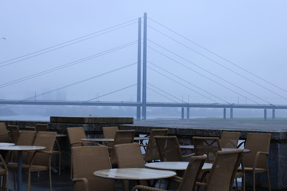 Blick von der Rheinpromenade auf die Rheinkniebrücke