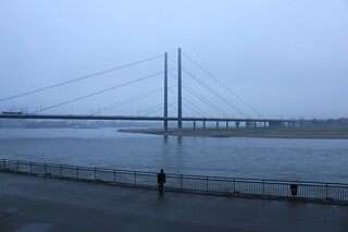 Il Rheinkniebrücke 