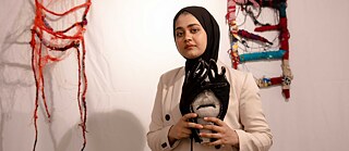 Die irakische Künstlerin Sura Muayad präsentiert ihre Kunst im Rahmen der vom Goethe-Institut Irak initiierten „Helan“ Ausstellung.