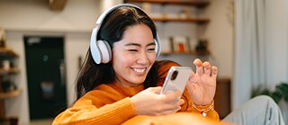 Junge Frau mit Smartphone