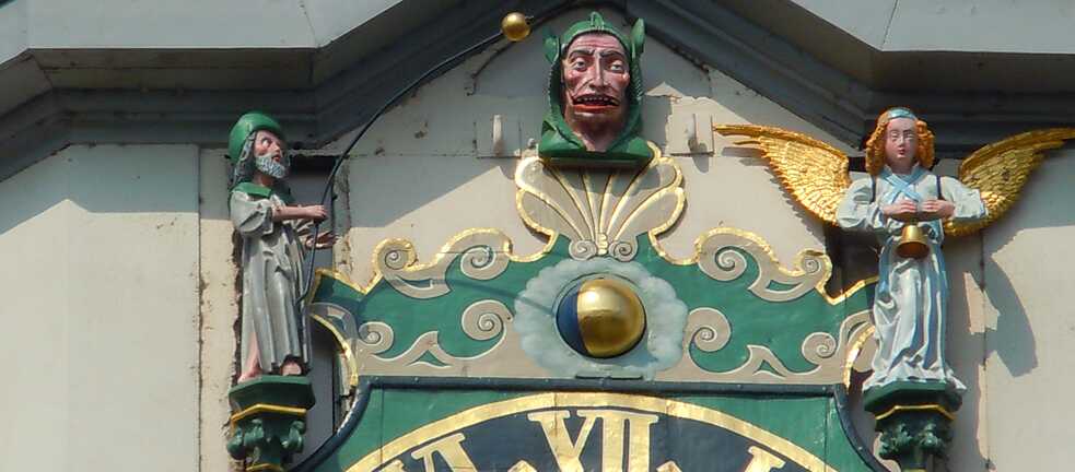 The world will end if he ever snatches the ball: The Schnapphans above the town hall clock is one of Jena’s seven wonders. 