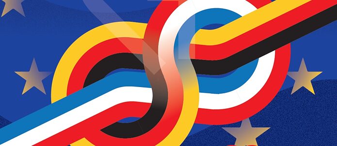 Des rubans aux couleurs françaises et allemandes enchevêtrés devant le drapeau européen