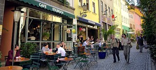 Flair and foodie culture among historic buildings: the Wagnergasse in Jena. 