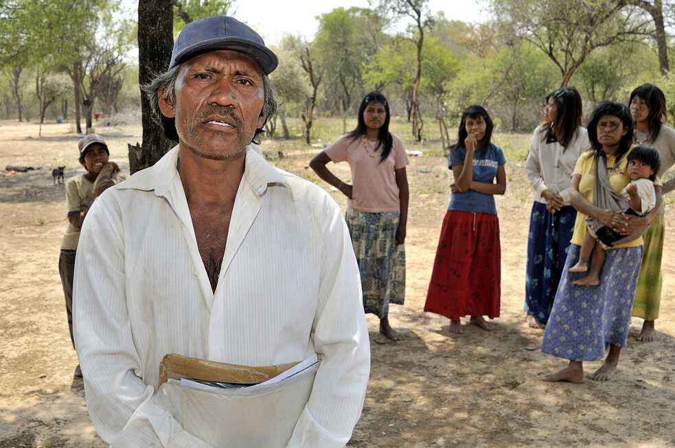 Racismo – Cacique con documentos con los que quiere hacer valer legalmente el reclamo de tierras de su comunidad indígena. Si no lo consigue, los Wichi perderán su territorio a manos de grandes terratenientes.