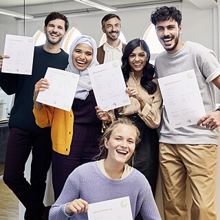 eine Gruppe Deutschlerner*innen mit Zertifikat