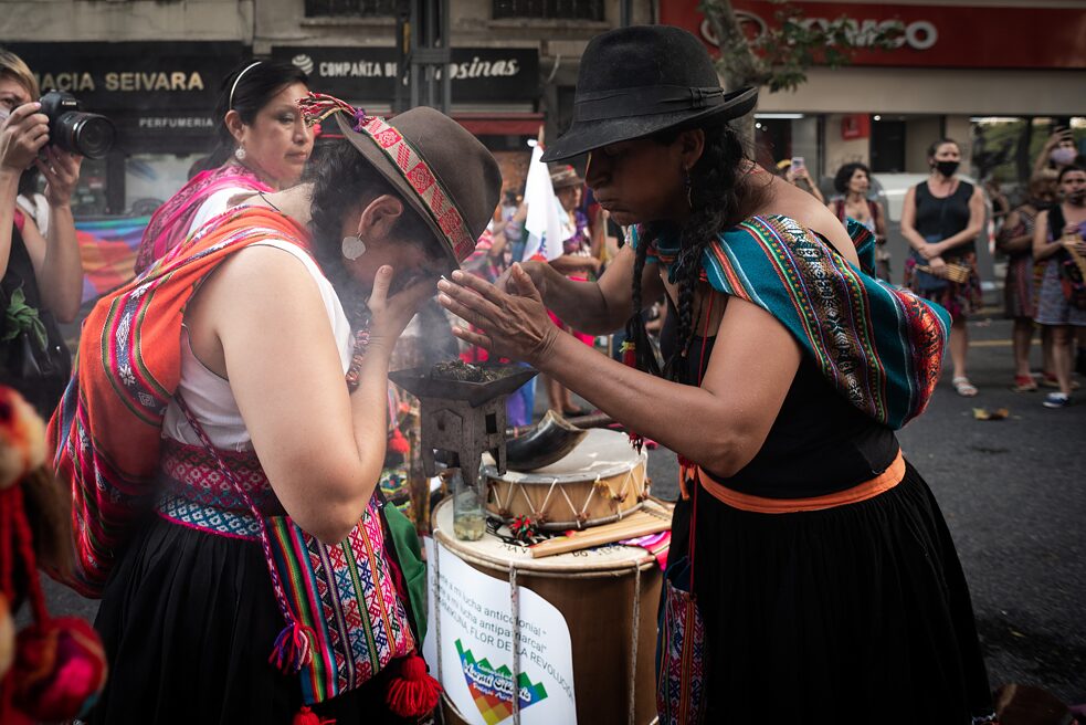 Racismo – Buenos Aires, Argentina, marzo de 2021: Mujeres indígenas actúan durante la marcha hacia el Congreso Nacional.
