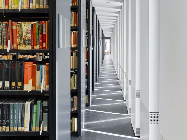 Buchregale und Lichteingall im Benutzerbereich der Bibliothek