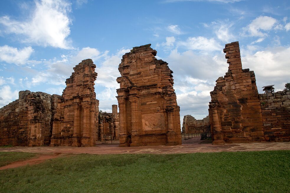 Die Ruinen von San Ignacio Miní, UNESCO-Weltkulturerbe, Argentinien. In der ehemaligen Jesuitenreduktion, einer von Jesuiten errichteten Siedlung zur Missionierung der Guaraní in Südamerika, fand die indigene Bevölkerung Schutz vor der Versklavung durch die Kolonialmächte.