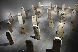 Die Grabsteine im Rahmen der Ausstellung „Untitled“ von Ahmed Nabaz werden gezeigt. 