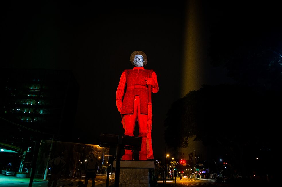 Rassismus – Installation des Kunstkollektivs Coletivo Coletores an der Statue von Borba Gato in São Paulo ein Jahr vor dem Brandanschlag im Jahr 2021