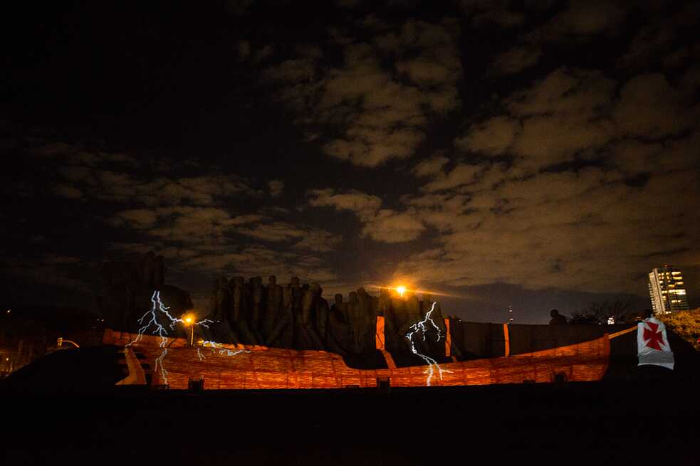 Rassismus – „Brasil Terra Indígena“ (Brasilien, indigenes Land) - Projektionen auf das Denkmal Monumento às Bandeiras in São Paulo