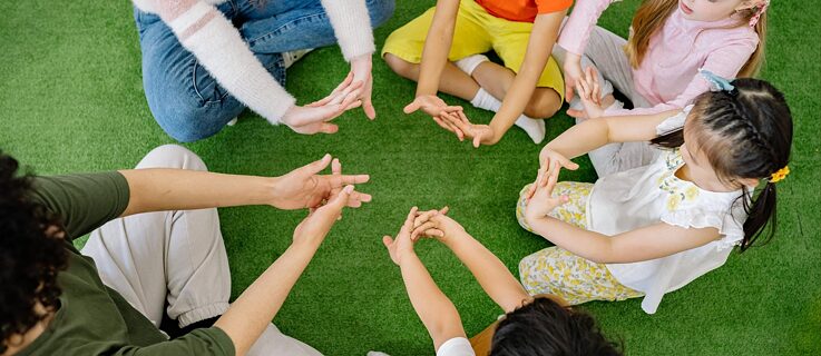 Kinder sitzen im Kreis