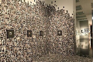 Eine Detailaufnahme aus der von Claudia Schiffer kuratierten Ausstellung im Kunstpalast