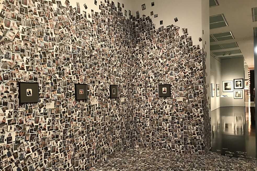 Eine Detailaufnahme aus der von Claudia Schiffer kuratierten Ausstellung im Kunstpalast